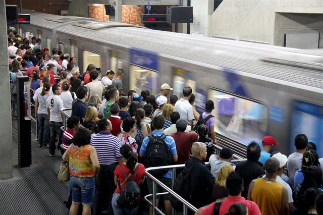A percepção sobre o transporte público, considerando ônibus, metrô e trens, teve as maiores pioras na nota dada pelos paulistanos. Foto: Folhapress.