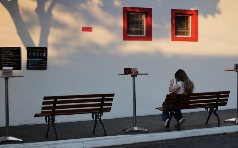 Sente em um dos bancos da calçada, leia os recadinhos nas lousas, mas não saia de lá sem experimentar as delícias da casa! Foto: Divulgação.