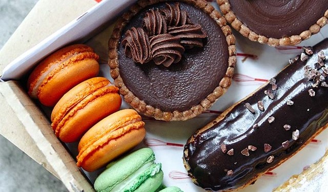 A lista de doces tem bolos em pedaços, tortinhas, choux e as maravilhosas eclairs – também conhecidas por “bombas”, além de um cremosíssimo mil folhas. Foto: Roberto Seba/Folhapress