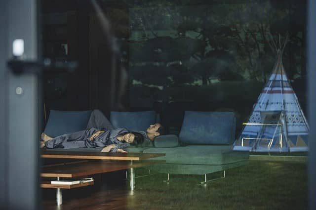 No filme Parasita, a família Park mora numa casa suntuosa e esteticamente impecável. Foto: Divulgação.