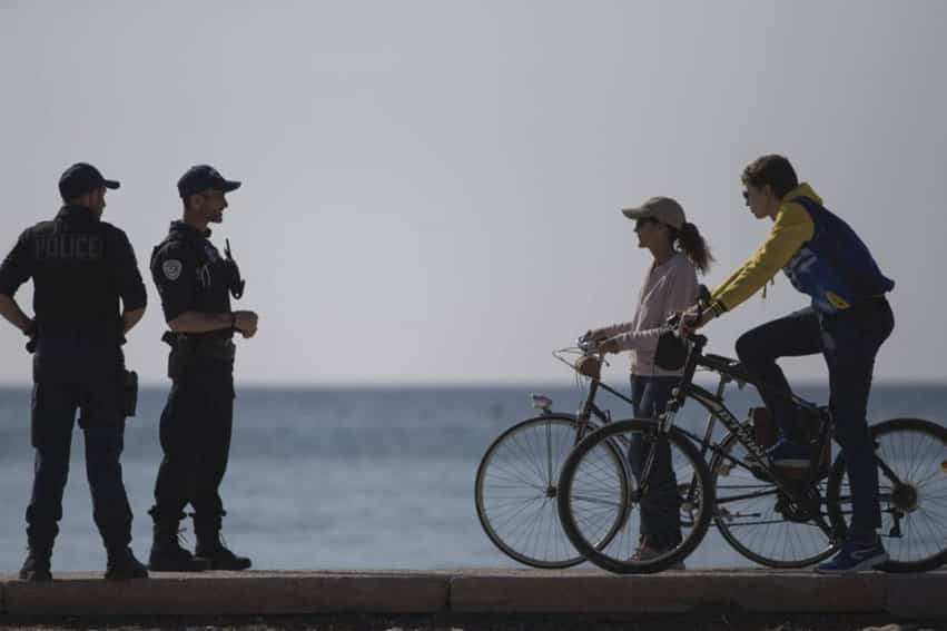 Na França “Faire du vélo pour le loisir n’est pas autorisé” (utilizar a bicicleta para lazer não é permitido). Foto: Le Monde.