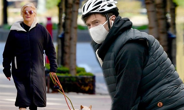 Hugh Jackman usa uma máscara enquanto anda de bicicleta em Nova York, no período em que os casos confirmados de coronavírus na Big Apple sobem. Foto: The Image Direct.