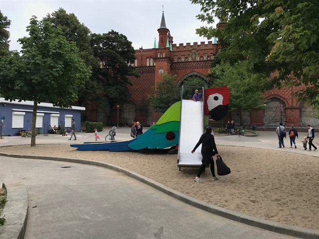 Pátio interno privado convertido em espaço público na cidade de Copenhagen. Esses playgrounds servem tanto à comunidade quanto aos moradores. Foto: Ana Paula Wickert.