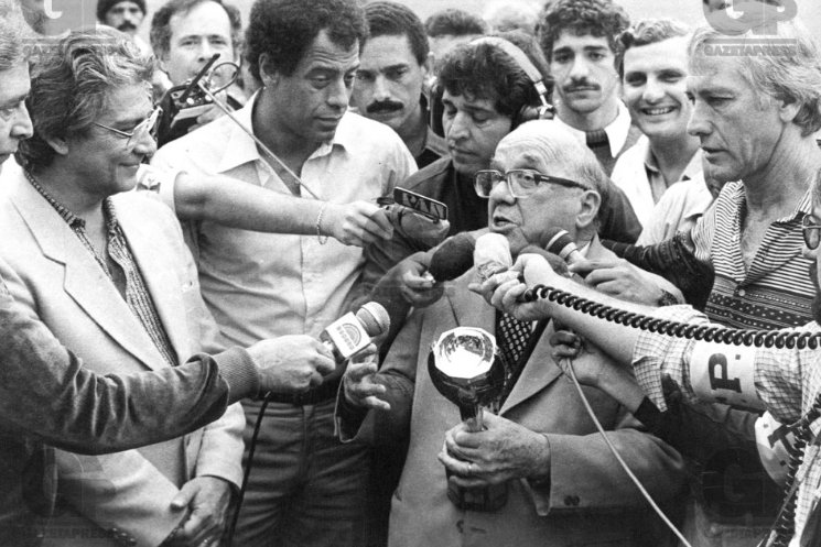 Em 1984, Paulo Machado de Carvalho (C), durante coletiva de imprensa com a réplica da Taça Jules Rimet que a seleção brasileira conquistou na Copa do Mundo de 1970, no México. Foto: Gazeta Press.