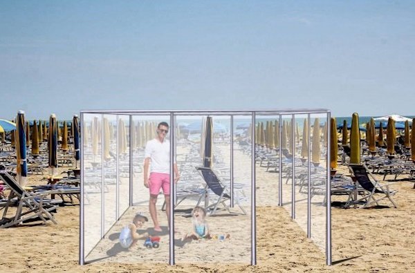 Uma empresa italiana sugeriu a instalação de barreiras plásticas entre os cidadãos nas praias. Imagem: Divulgação.