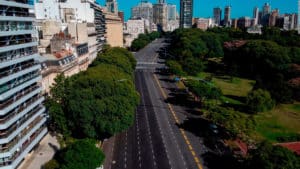 Avenida vazia em Buenos Aires em respeito às medidas de isolamento implantadas na quarentena anti Coronavírus. Foto: Alfredo Schmidit / Getty Images.