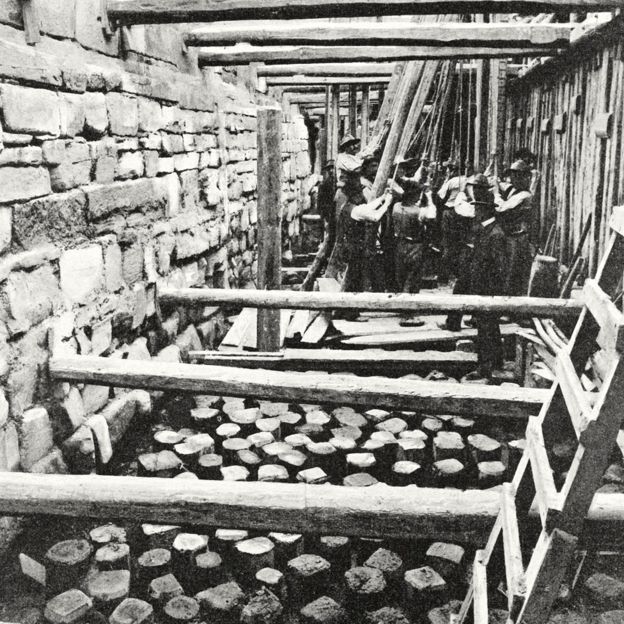 Trabalhadores constroem a base para o novo campanário da Basílica de São Marcos, em fotografia publicada na revista L'Illustrazione Italiana em 1905. Imagem: Getty Images.