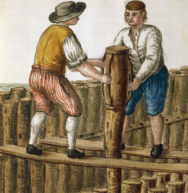 Colocação de cimento sob a fundação de madeira em Veneza, na ilustração de Jan van Grevenbroeck (1731-1807). Imagem: Getty Images.