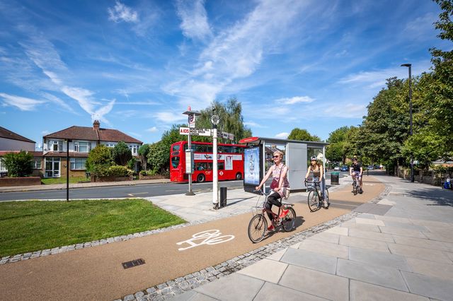 A TfL está trabalhando em conjunto com os bairros para criar rapidamente espaço para caminhar e para andar de bicicleta pela cidade. Foto: TFL.