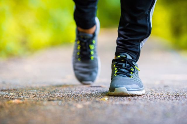 Calçados confortáveis ​​são essenciais para enfrentar uma trilha leve. Foto: Getty Images.