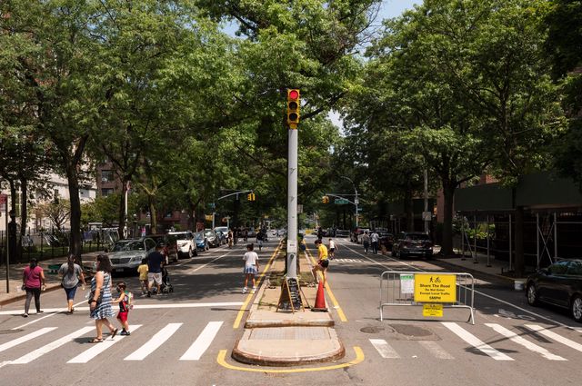 Uma praça para pedestres construída ao longo da 34th Avenue em Jackson Heights, Queens, se tornou popular e os moradores querem que ela se torne permanente. Foto: Karsten Moran / The New York Times