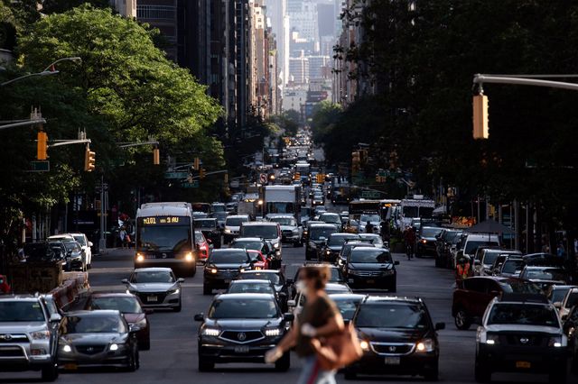 Depois de praticamente desaparecer das ruas, o tráfego começou a se equiparar aos níveis anteriores à pandemia, mesmo com muitos escritórios ainda sem trabalhadores. Foto: Karsten Moran / The New York Times.