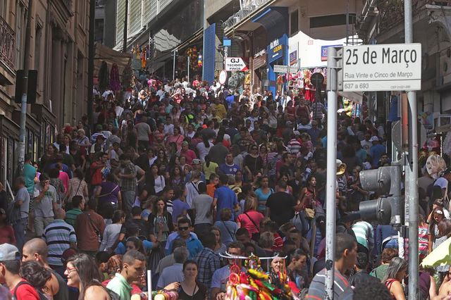 A Ladeira Porto Geral em 2016: época de festas atrai consumidores para a região. Foto: Paulo Pinto/Fotos Públicas.