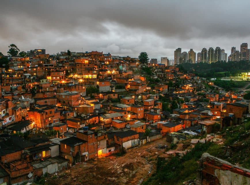 Ao mesmo tempo em que Jardim Ângela é o distrito com a maior população negra do município, é também o que registra a maior quantidade de domicílios em favelas (53,9%). Foto: Getty Images.