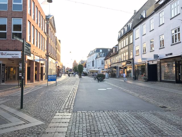 Rua compartilhada em Roskild, Dinamarca. Uma solução estratégica para manter o fluxo de carros em baixa velocidade e priorizar os pedestres. Foto: Ana Paula Wickert.
