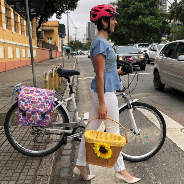 A professora e historiadora paranaense, Vivi Ferreira Mendonça mantém o blog Vou de Bike e Salto Alto. Foto: Divulgação.