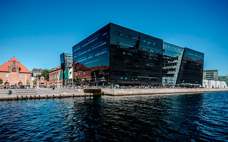 'Black Diamond', a Biblioteca Real da Dinamarca, projeto dos arquitetos Schmidt, Hammer & Lassen. 1999. Abertura da cidaded para a água. Foto: Schmidt, Hammer & Lassen.  