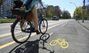 Novas ciclovias temporárias em Berlim foram ampliadas para permitir que os ciclistas pedalem com distância segura. Foto: Annegret Hilse / Reuters.