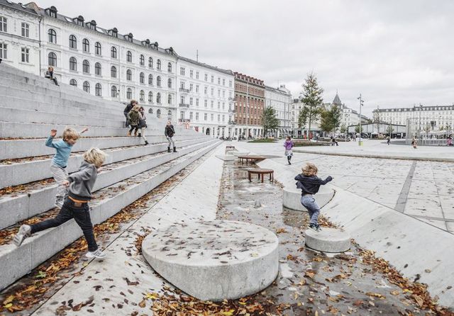 Na Israel Plads promove-se o uso conjunto dos espaços públicos por escolas e público em geral. Foto: Cobe Architects.