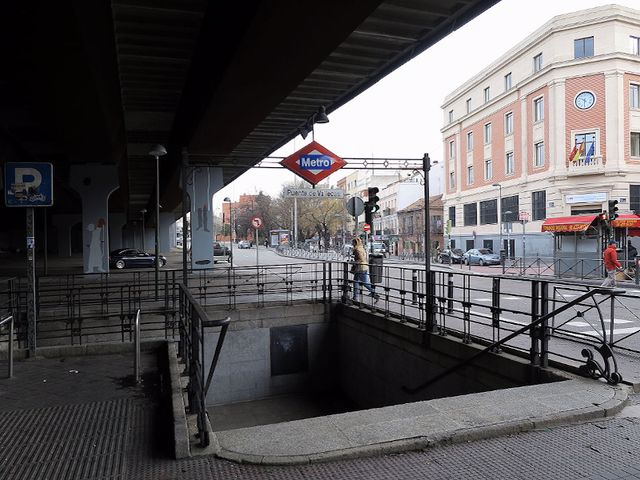 Sob o elevado está a estação de Metrô Puente de Vallecas. Foto: Pongamos que Hablo de Madrid.