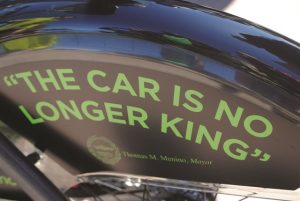 “O carro já não é rei“: Frase do prefeito de Boston em bicicleta do sistema ‘Hubway‘. Foto: The Boston Globef