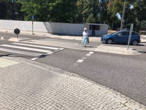 Travessia segura em Dessau Alemanha. O refugio central garante ao pedestre, travessia com mais segurança, especialmente em vias de mão dupla. A rampa de acessibilidade também é bastante suave, sem degraus na calçada. Foto: Ana Paula Wickert.