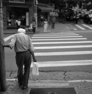 Caminhar é ter direito à cidade. Foto: Adilson Miguel.