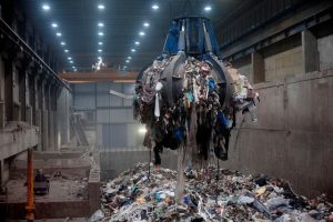 Com cadeias industriais precisando de matéria-prima, o país chegou ao extremo de aproveitar resíduos de outros países. Foto: Financial Times.