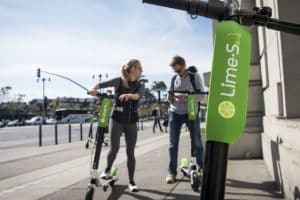 Patinetes da Lime, empresa criada para o compartilhamento de bicicletas e para o mercado dos e-scooters. Foto: Divulgação.