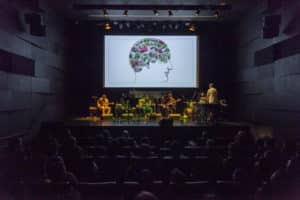 A programação começa nesta sexta (29), às 20h, com a serrote ao vivo. A apresentação unirá leituras, música ao vivo e projeções.Foto: Renato Parada / Divulgação.