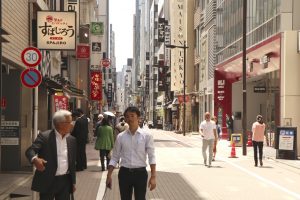 Nas ruas internas de Tóquio, calçadas e faixas de rolamento estão no mesmo nível e têm o mesmo calçamento. Foto: Caos Planejado.