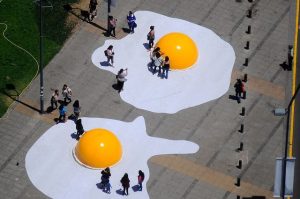 "Eggcident": instalação artística de Henk Hofstra ocupa o Largo da Batata. Foto:Divulgação
