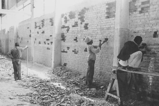 Foto durante processo de restauração do Sesc Pompeia. Imagem: reprodução.
