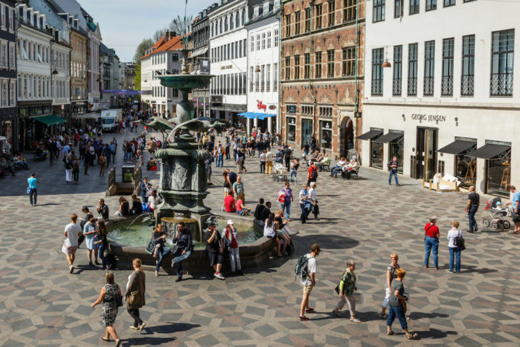 Strøget, a rua comercial somente para pedestres de Copenhague. Foto: Alex Berger /  AFAR.