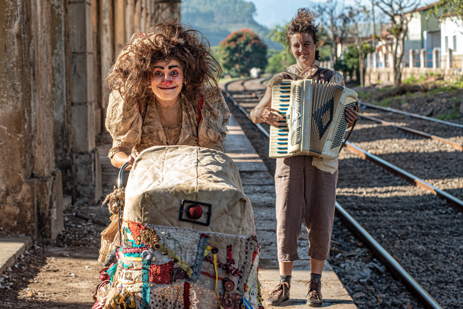 A  Andarilha, espetáculo do Coletivo Rainhas do Radiador tem ingredientes de teatro, circo e humor. Foto: Ricardo Avellar.