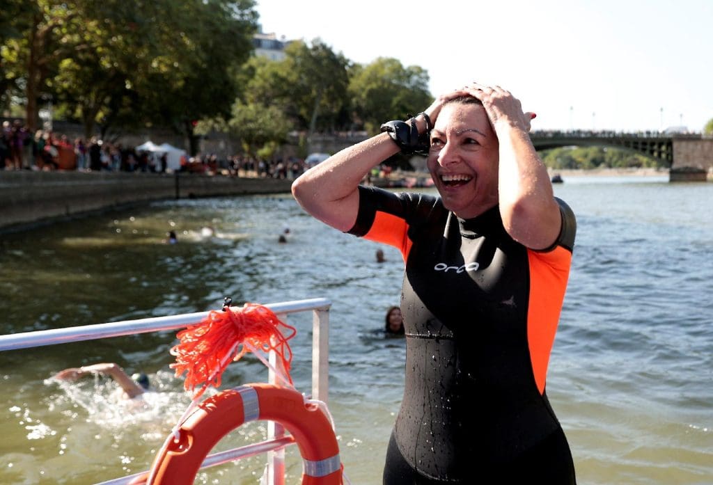 anne hidalgo prefeita de paris nadou no rio senna a 9 dias do inicio dos jogos olimpicos de paris 1721221937193 v2 1920x1307 (1)