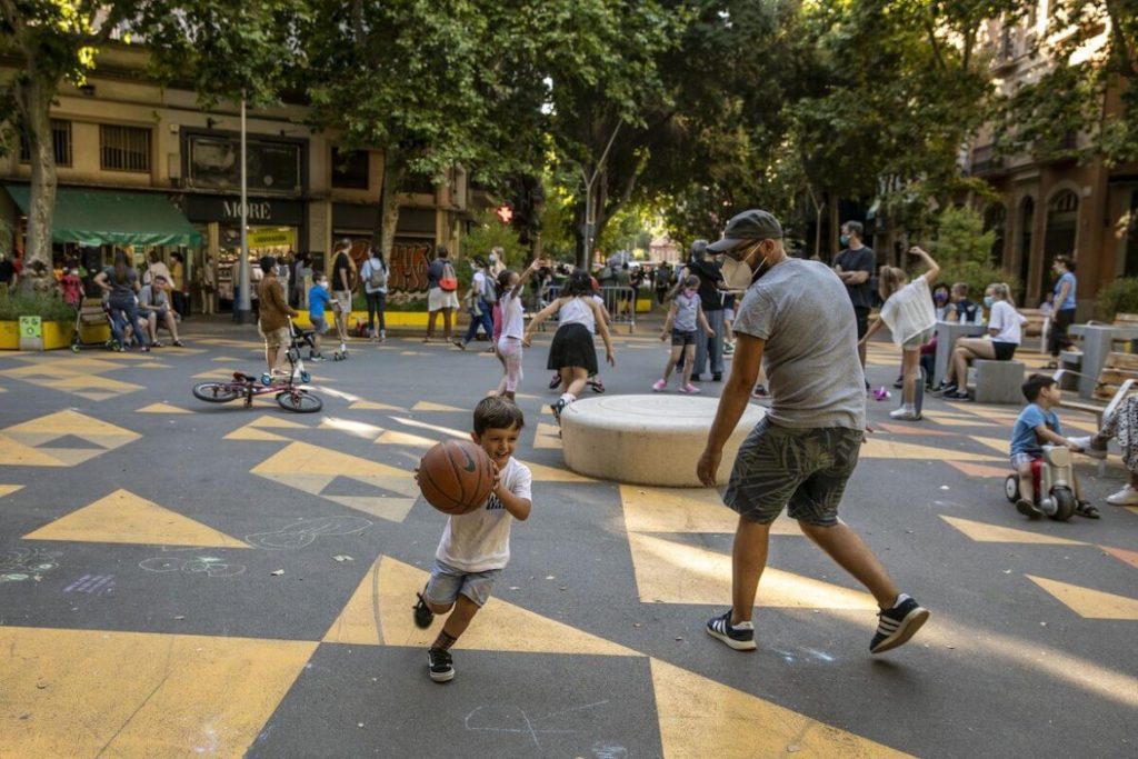 barcelona superquadra pessoas brincam foto edu bayer