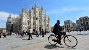 milao centro da cidade pessoas ciclistas