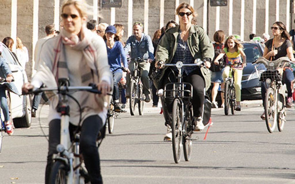 paris ciclistas na rua